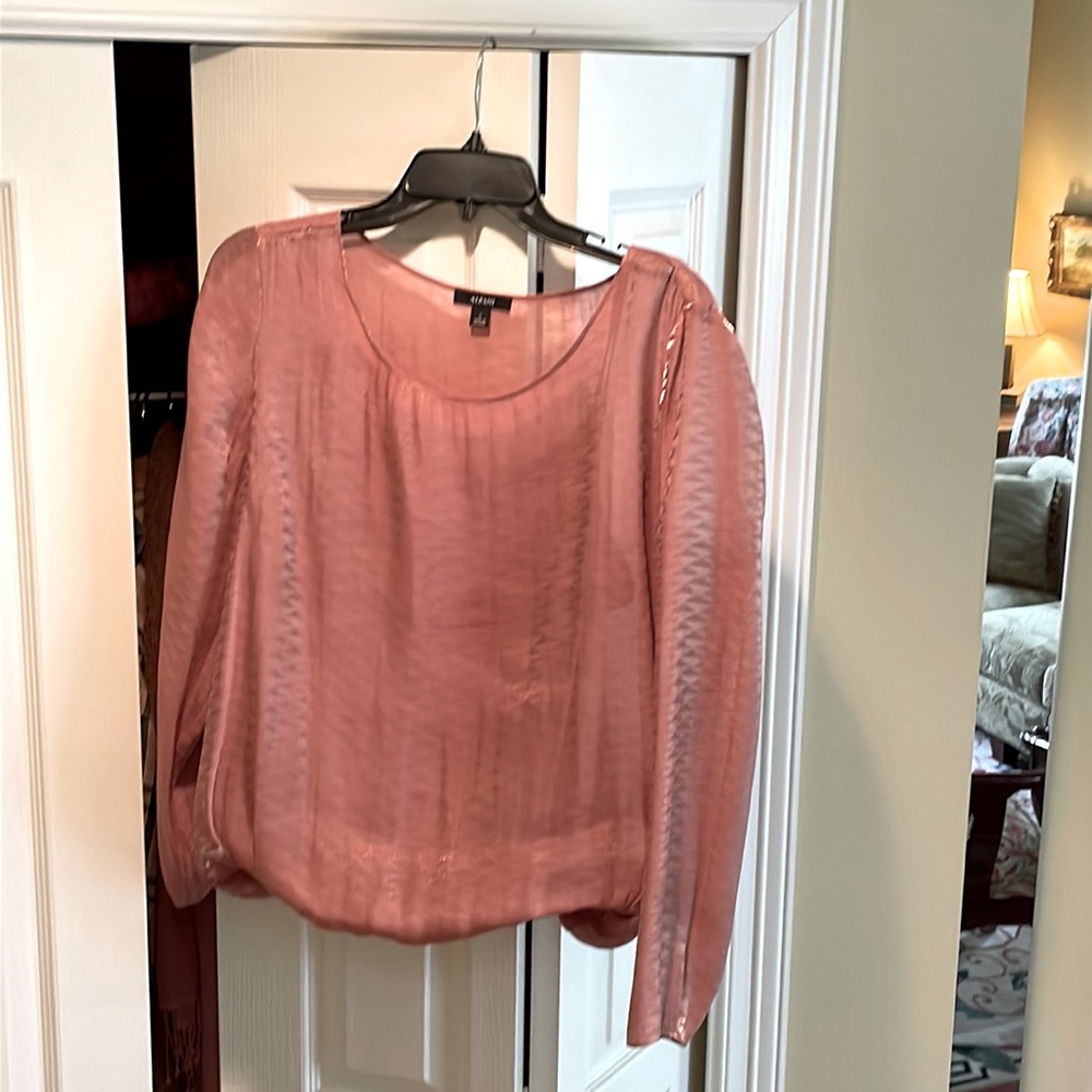 Blush blush blouse with shimmer gold threads.
